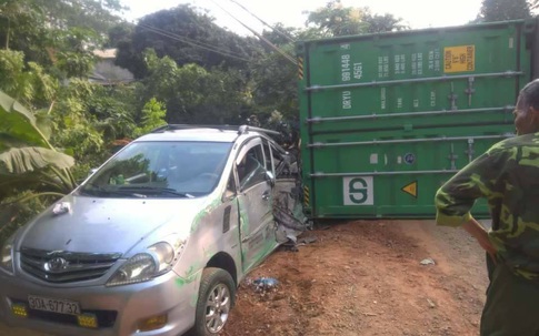 Hà Giang: Xe container “đè” 2 ô tô con, 4 người may mắn thoát chết