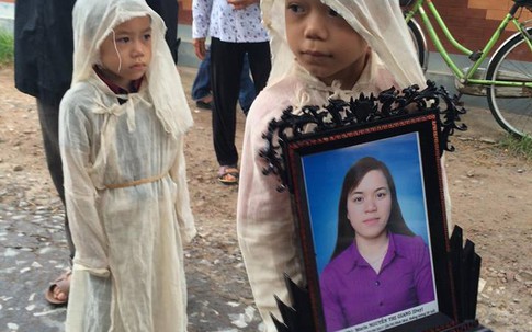 Ám ảnh màu trắng khăn tang của 3 bé thơ khi bố chết vì tai nạn, mẹ mất do bệnh ung thư