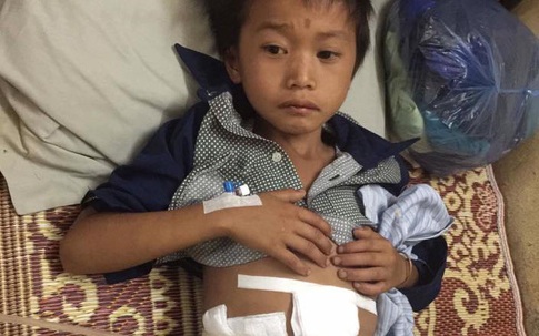 Nghẹn ngào cậu bé 9 tuổi bị trâu húc lòi ruột chỉ ăn cơm trộn nước trắng khi nằm viện điều trị