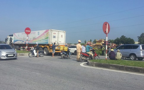 Thái Bình: Bị xe container đâm trúng, người vợ ngồi sau chết thảm