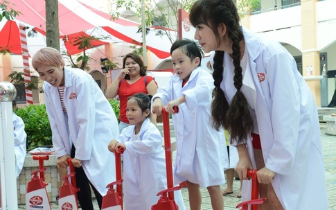 Minh Hà và Uyên Bùi cùng con trải nghiệm 1 ngày làm “nhà khoa học”