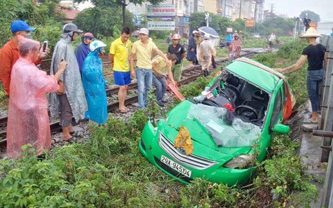 Hà Nội: Taxi mắc kẹt ở đường ray bị tàu hỏa đâm văng 20m