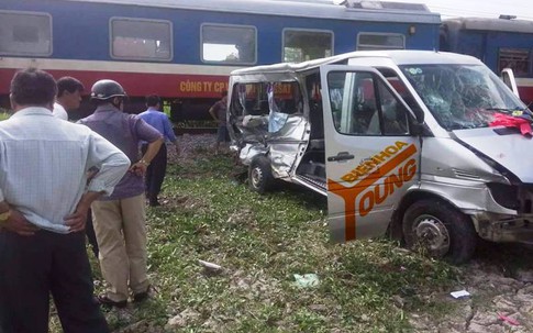 Tàu hỏa tông ô tô 16 chỗ chở gia đình chơi Tết, 2 người chết