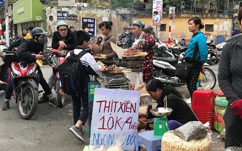 Thịt nướng siêu rẻ 10 ngàn/4 xiên: Ngon vô đối, tràn vỉa hè