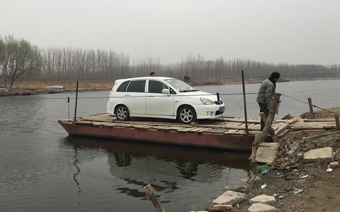Tài xế thuê phà sang sông để tránh tắc đường