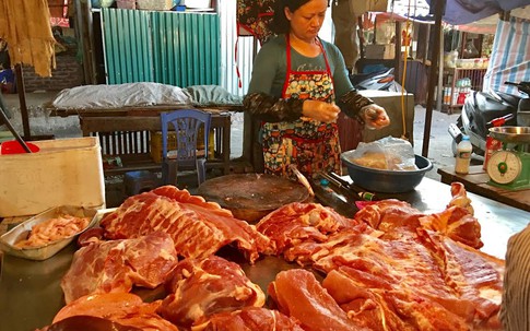 Mua 2 triệu bán 6 triệu: Lái lợn lãi đậm, dân nuôi phá sản