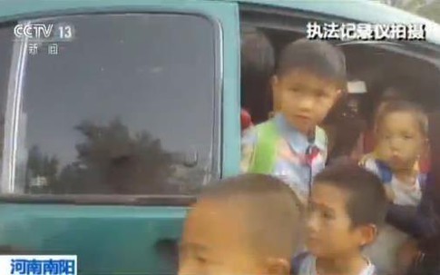 Hãi hùng 38 người bị 'nhồi' trong xe 7 chỗ