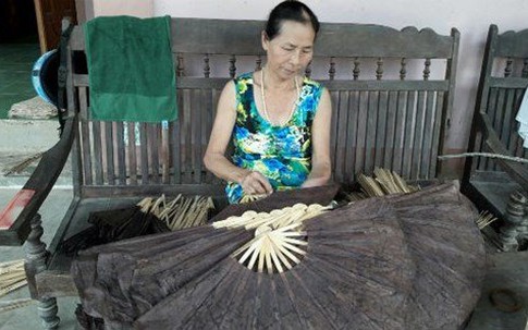 Làng quạt giấy 'sống khỏe' thời quạt điện, máy lạnh