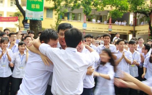 Học sinh bật khóc chia tay thầy hiệu trưởng