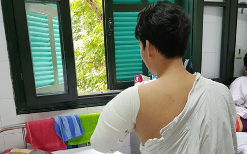 Máy tuốt lúa nghiền nát cánh tay thanh niên