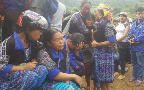 Lũ quét khiến 14 người chết và mất tích ở Yên Bái: Con gái khóc ngất khi tìm thấy thi thể cha