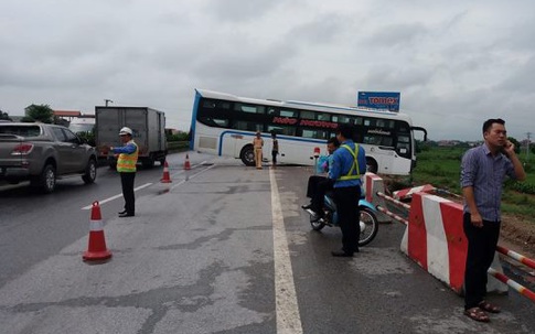 Mưa lớn, xe khách và xe tải mất lái va quệt mạnh trên cao tốc Pháp Vân – Cầu Giẽ