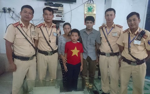 Bé trai mất trí nhớ được CSGT Hải Phòng tìm thấy