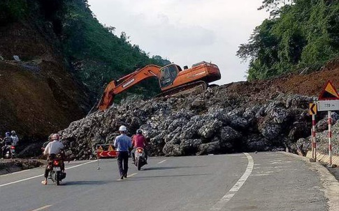 Hàng trăm khối đất đá sạt lở xuống cao tốc BOT Thái Nguyên - Chợ Mới