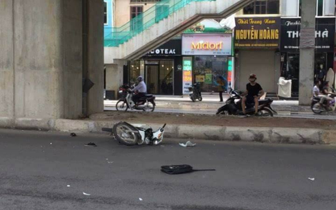 Hà Nội: Nam thanh niên đi xe máy với tốc độ cao tông trúng 2 người đi bộ