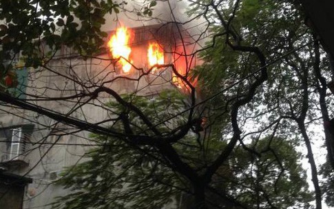 Hà Nội: Cháy dữ dội tại khu nhà chứa phụ tùng ô tô