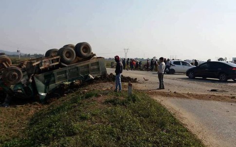 Xe tải Howo đối đầu xe ô tô con khiến 3 người thương vong