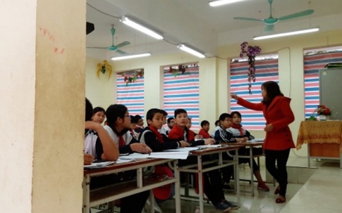 Hà Nội: Lớp học “phải che bạt để tránh rét” được lắp cửa