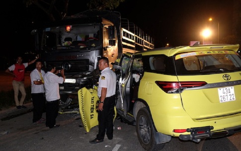 Đà Nẵng: Taxi va chạm với xe tải, tài xế mắc kẹt trong cabin