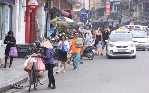 Hà Nội sau một tháng "đòi" vỉa hè: Người đi bộ vẫn bị đẩy xuống lòng đường