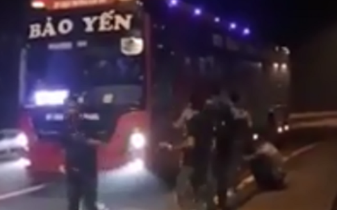 Bắt 9 thanh niên vừa chặn xe xin tiền vừa... livestream thách thức công an