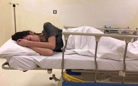 Á hậu Tú Anh nhập viện khâu 7 mũi vì ngã rách cằm