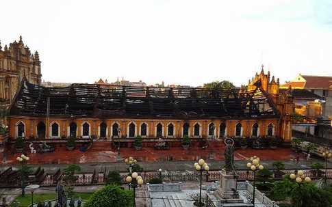 Nhà thờ cổ hơn 130 tuổi tan hoang sau vụ hỏa hoạn giữa đêm