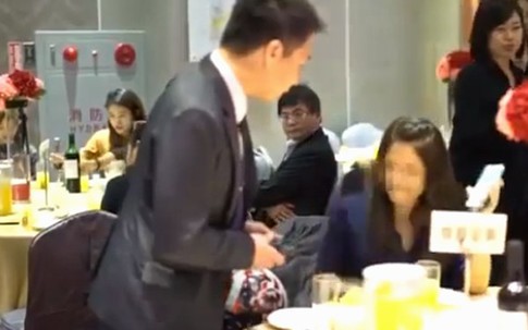 Bị phát hiện đi ăn cưới 'chùa', người phụ nữ nổi giận đập phá