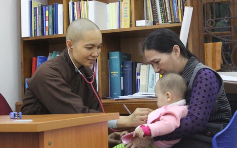 Nữ TS y khoa quy y cửa Phật mở phòng khám từ thiện