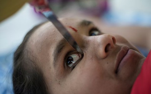 Choáng với cách trang điểm của cô gái Ấn Độ - dùng dao kẻ mắt