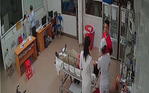 Vụ hành hung bác sĩ tại Nghệ An: Khiển trách chủ tịch phường