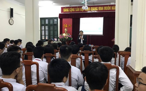 Giám đốc Bệnh viện Phụ sản dạy học sinh lớp 8 về sức khỏe sinh sản
