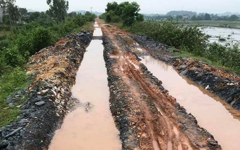 Thị xã Bỉm Sơn (Thanh Hóa): Đê bị “cày xới”, người dân khổ sở