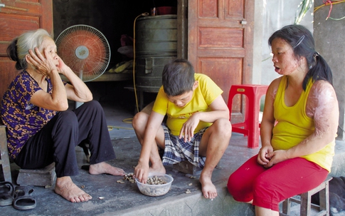 Xót xa mẹ già 30 năm chăm hai con động kinh