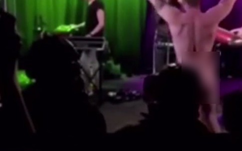 Nữ ca sĩ bật khóc khi chàng trai khỏa thân lên sân khấu