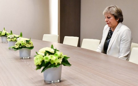 Ảnh Thủ tướng Anh ngồi một mình gây bão mạng xã hội