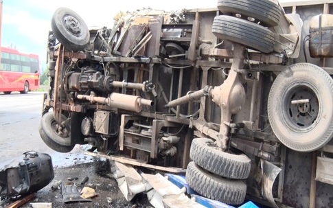 Va chạm với xe tải, xe container vỡ nát đầu