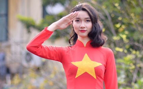 Cô gái xứ Lạng rạng rỡ trong tà áo dài màu cờ đỏ sao vàng