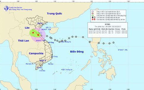 Áp thấp nhiệt đới đổ bộ, miền Trung hứng mưa to gió lớn