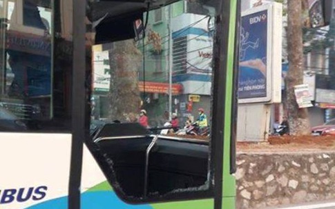 Hà Nội: Có làn riêng, xe buýt nhanh vẫn bị taxi đâm vỡ kính