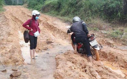 Chuyện ít biết về những người “gánh chữ” lên vùng cao