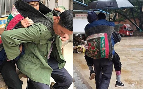 Người con trai cõng mẹ già trên lưng đi khám bệnh 7 năm trời