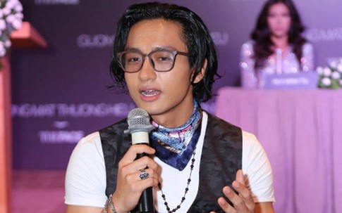 MC The Face Việt bị chỉ trích khi ngồi lên bàn ở họp báo