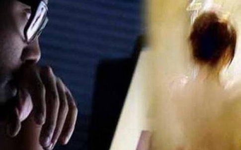 Quay lén cô chủ tiệm cắt tóc đang tắm rồi tống tiền