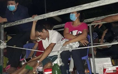 Phụ huynh xếp hàng suốt đêm chờ nộp đơn cho con vào lớp 1