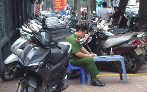 Hà Nội: Ai “bảo kê” cho bãi giữ xe trên vỉa hè bủa vây chùa Vân Hồ?