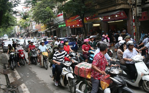 Hà Nội: Phố Thụy Khuê tắc nghẽn vì dòng người ùn ùn mua bánh Trung thu gia truyền