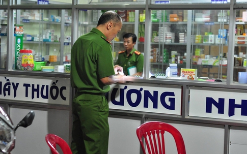 Bắt nghi can sát hại chủ tiệm thuốc, đâm gục bố chồng nạn nhân