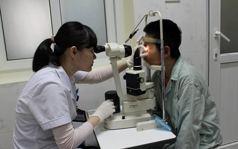 Vật sắc nhọn đâm thẳng vào mắt bé trai 11 tuổi