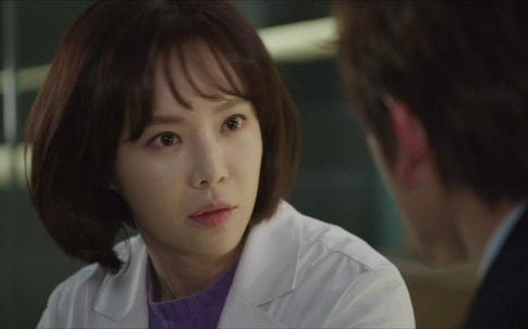 Bị tai nạn bó bột nằm viện, bạn trai đến thăm rồi tặng cho một "món quà" chết điếng